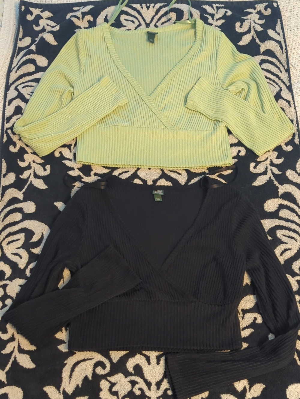 2 Pack wild fable Ribbed V-Neck Cropped Sweaters - Deadstock Light Green & Black
